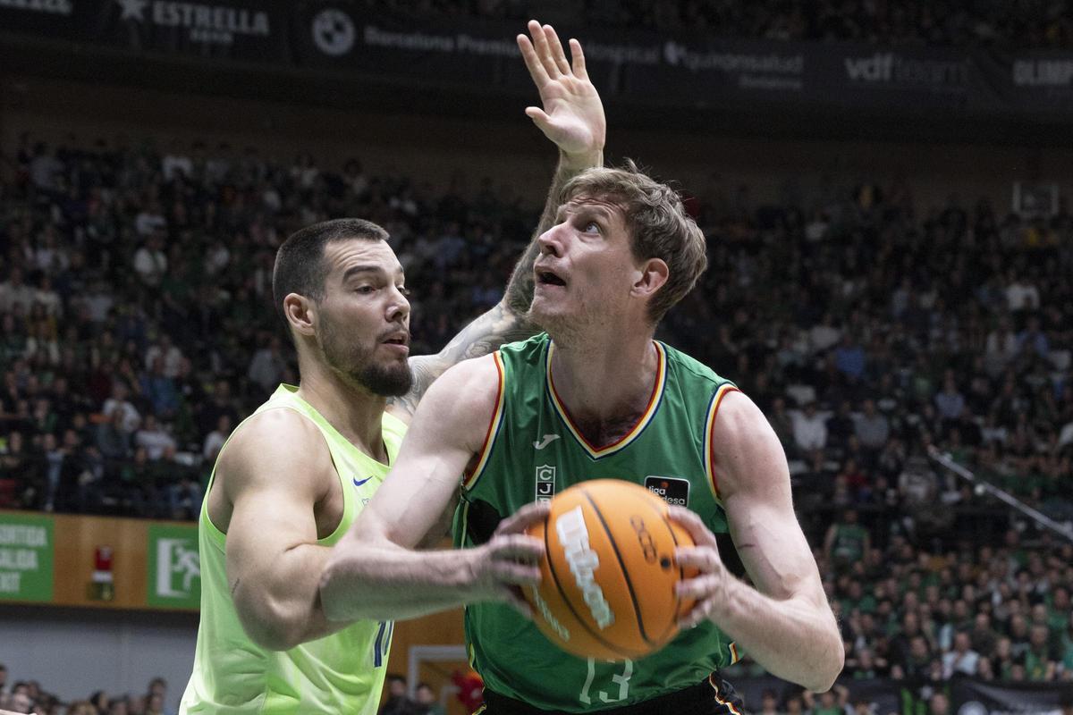 Pustovyi sería una buena opción para repartirse los minutos con Willy y Vesely en la pintura azulgrana