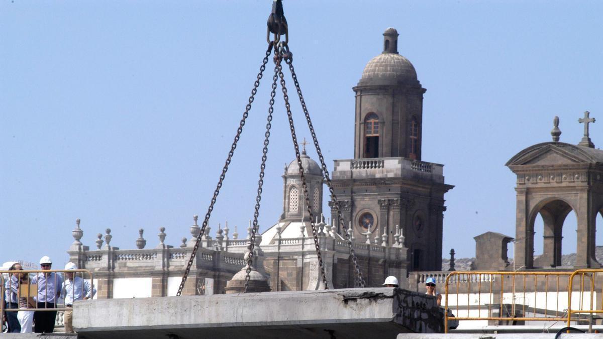 Así comenzó el derribo del escalextric del Guiniguada en 2006