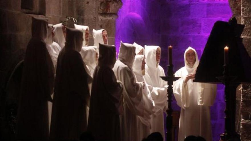 Schola Antiqua interpreta una pieza en el espectáculo de San Cipriano de 2010.