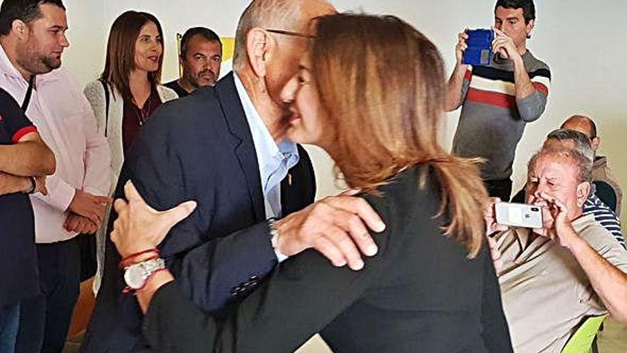 Domingo González Arroyo y Águeda Montelongo se saludan antes de la presentación de Gana Fuerteventura.