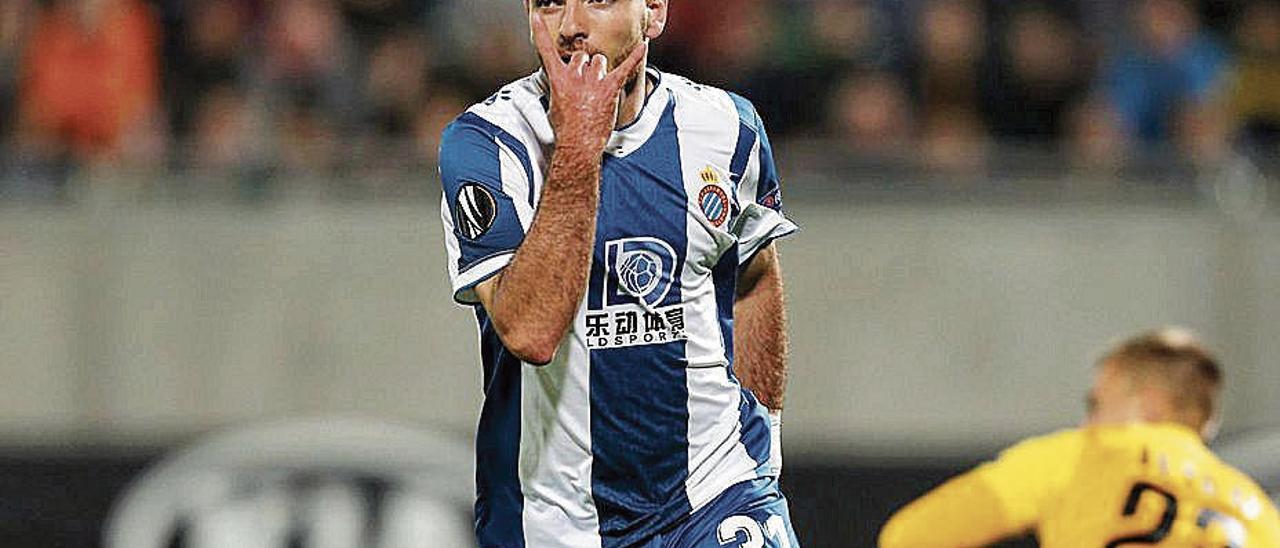 Víctor Campuzano celebra un tanto con el Espanyol.