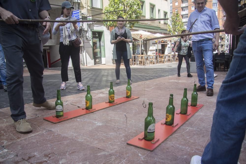 Carrera con madreñas en la calle Gascona