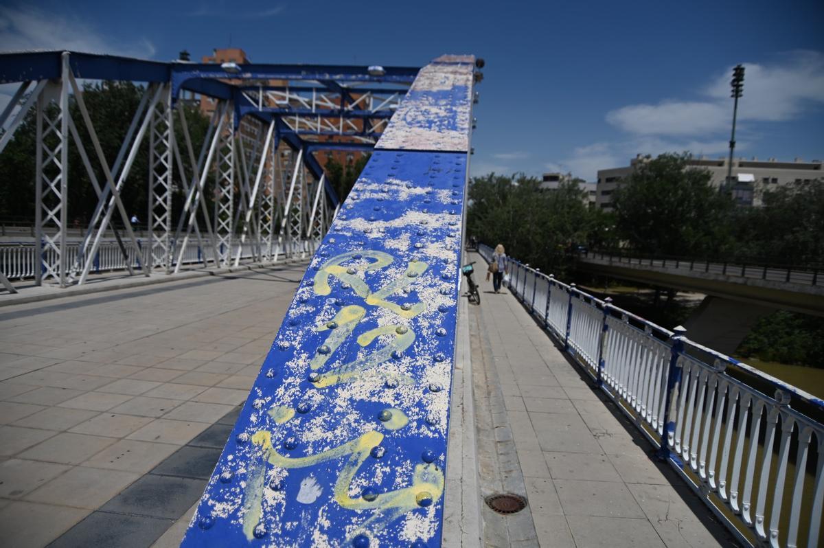 La pintura actual del puente se encuentra en muy mal estado.