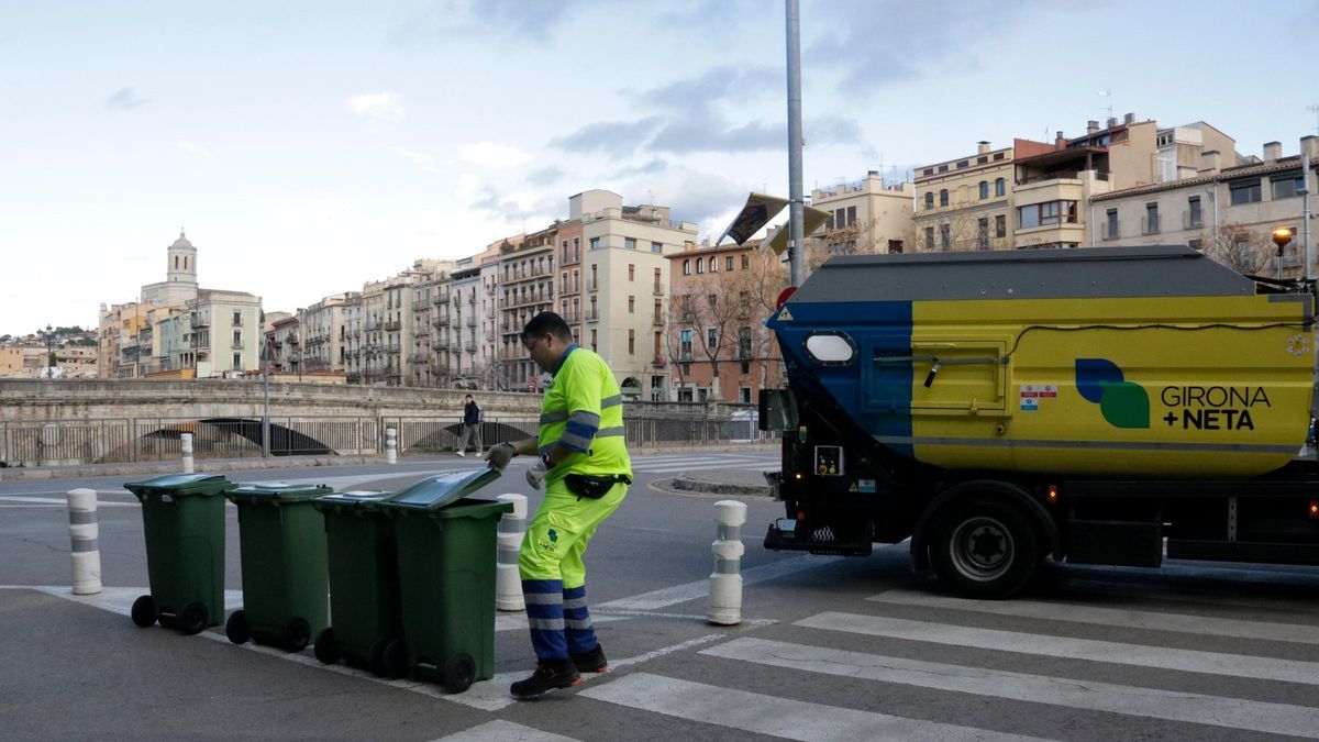 Recollida de vidre d'un restaurant a la plaça Catalunya de Girona