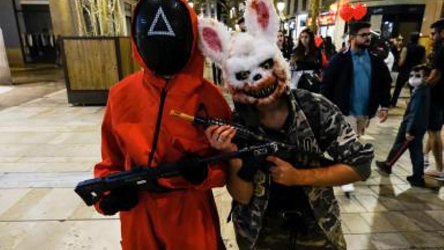 Algunos de los «monstruos» que se pasearon anoche por Halloween por las calles del Centro.