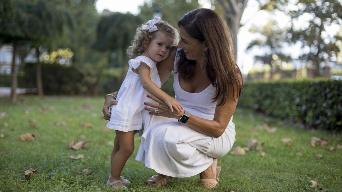 Natalia con su hija Paula, hace unos días en València.