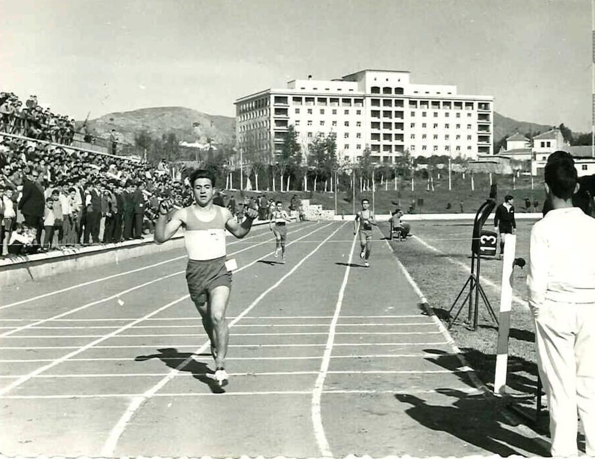 Prueba de atletismo en los años 60, en la Ciudad Deportiva de Carranque.