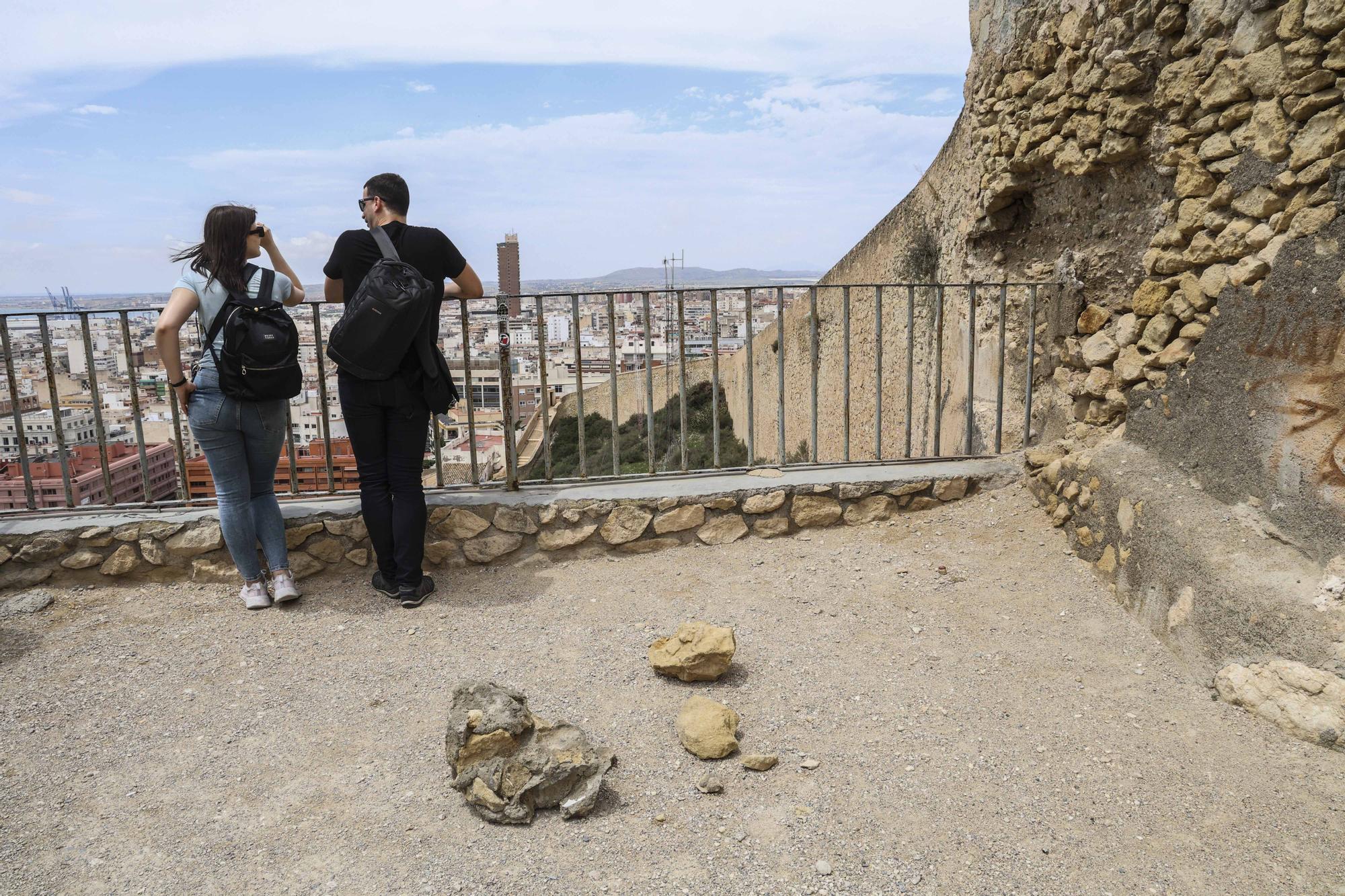 Mal estado de la muralla del Castillo de Santa Bárbara de Alicante