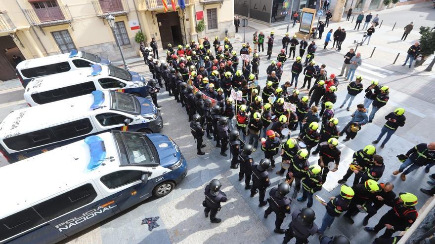 Los bomberos vuelven a protestar ante el pleno del Consell en Orihuela ...
