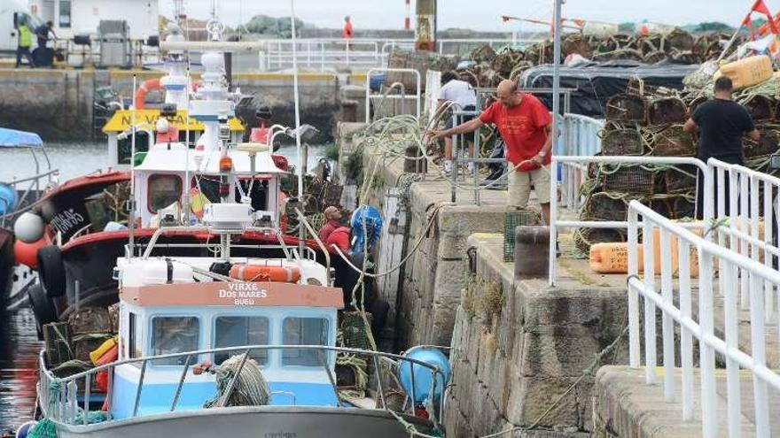 Barcos en la dársena del puerto de Bueu. // Gonzalo Núñez