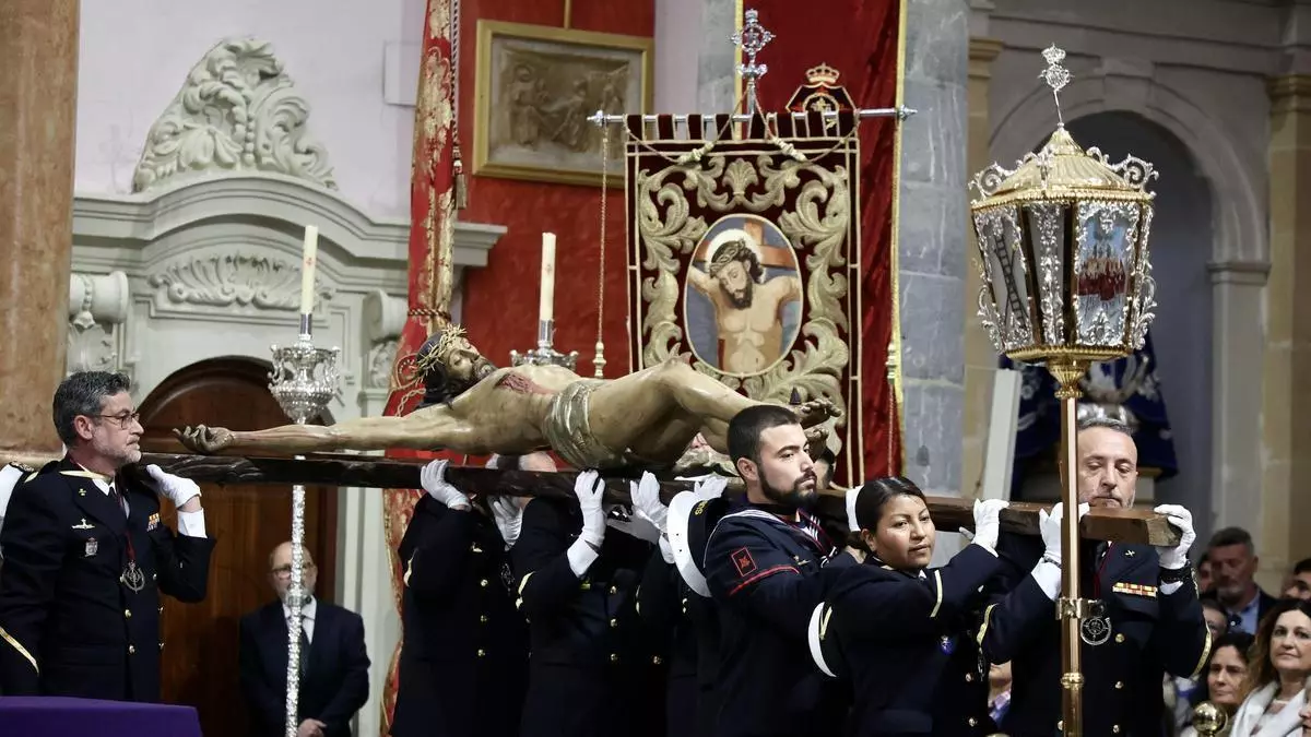 Murcia honra al Cristo del Perdón en un multitudinario besapié antes de la procesión del Lunes Santo