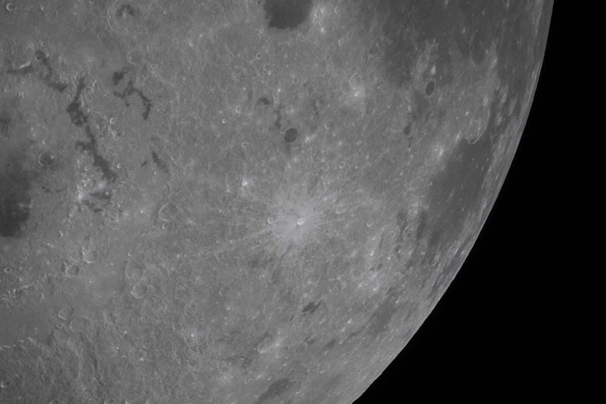Fotografía cedida por la NASA de una imagen de la Luna capturada por la tripulación de la misión Artemis II.