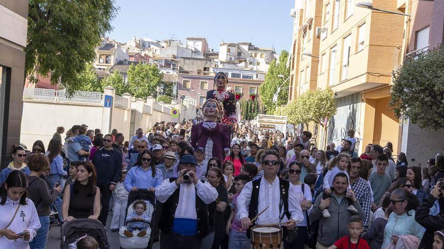 Gigantes y Cabezudos junto al Tío de la Pita toman las calles de Caravaca