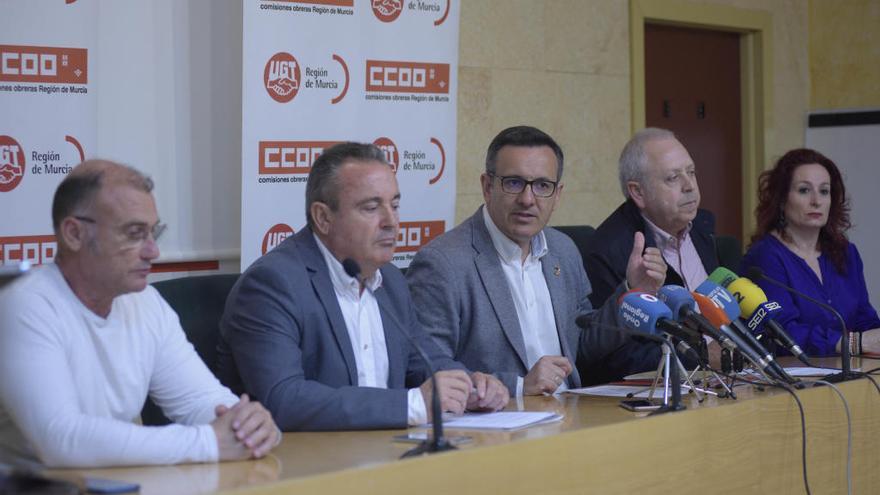 Dirigentes de UGT y CC OO presentan el cambio legal en las bajas de los fijos discontinuos junto al anterior delegado del Gobierno.