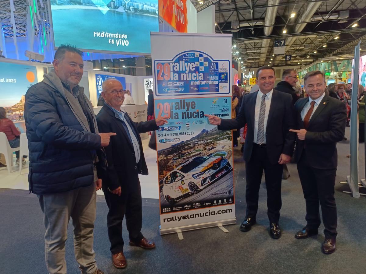Con el cartel del rallye,  Juan Francisco Gómez  y Vicente Cabanes del Automóvil Club AIA; el alcalde de La Nucía, Bernabé Cano y el presidente de la Federación, Manuel Aviñó.