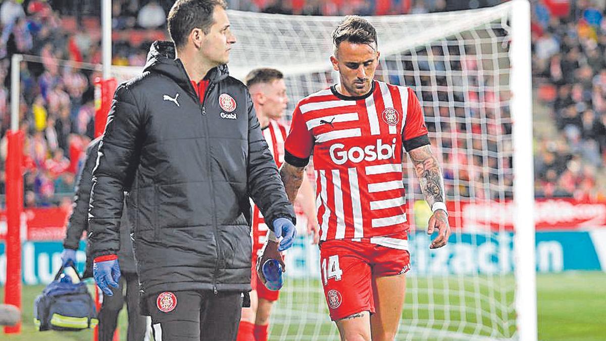 Aleix Garcia abandona el terreny de joc després de demanar el canvi per voluntat pròpia.