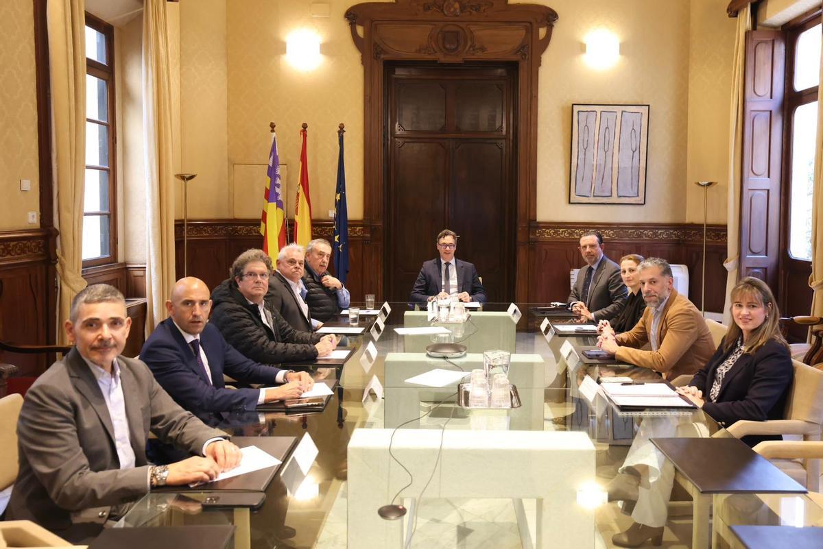El vicepresidente del Govern, Antoni Costa, se ha reunido este miércoles con los representantes de los sectores industriales y comerciales
