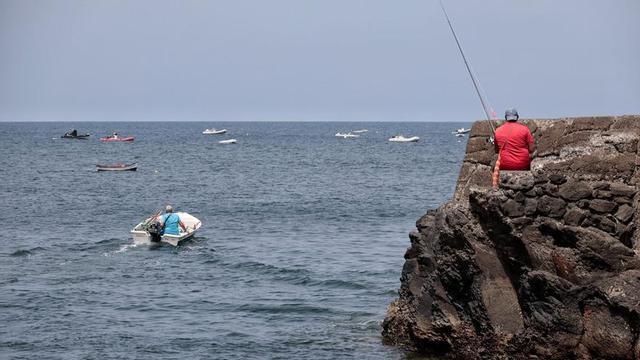 Un pescador en Punta Hidalgo, donde varias personas sintieron los terremotos. |