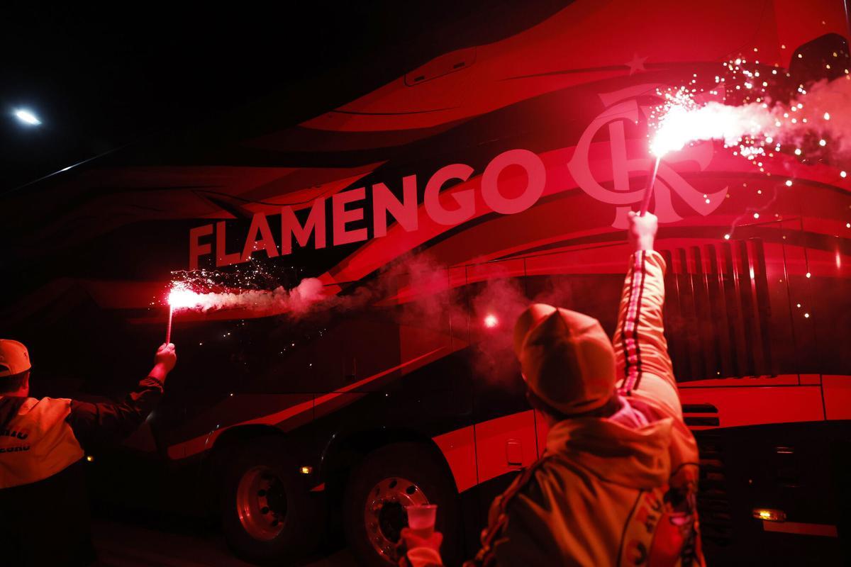 Two thousand Flamengo fans fire the team by leaving for Atlantic City, where he prepares for the Club World Cup.