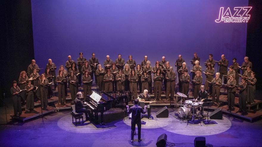 La coral Escriny i el grup Odd Trio sedueixen el Kursaal a ritme de jazz