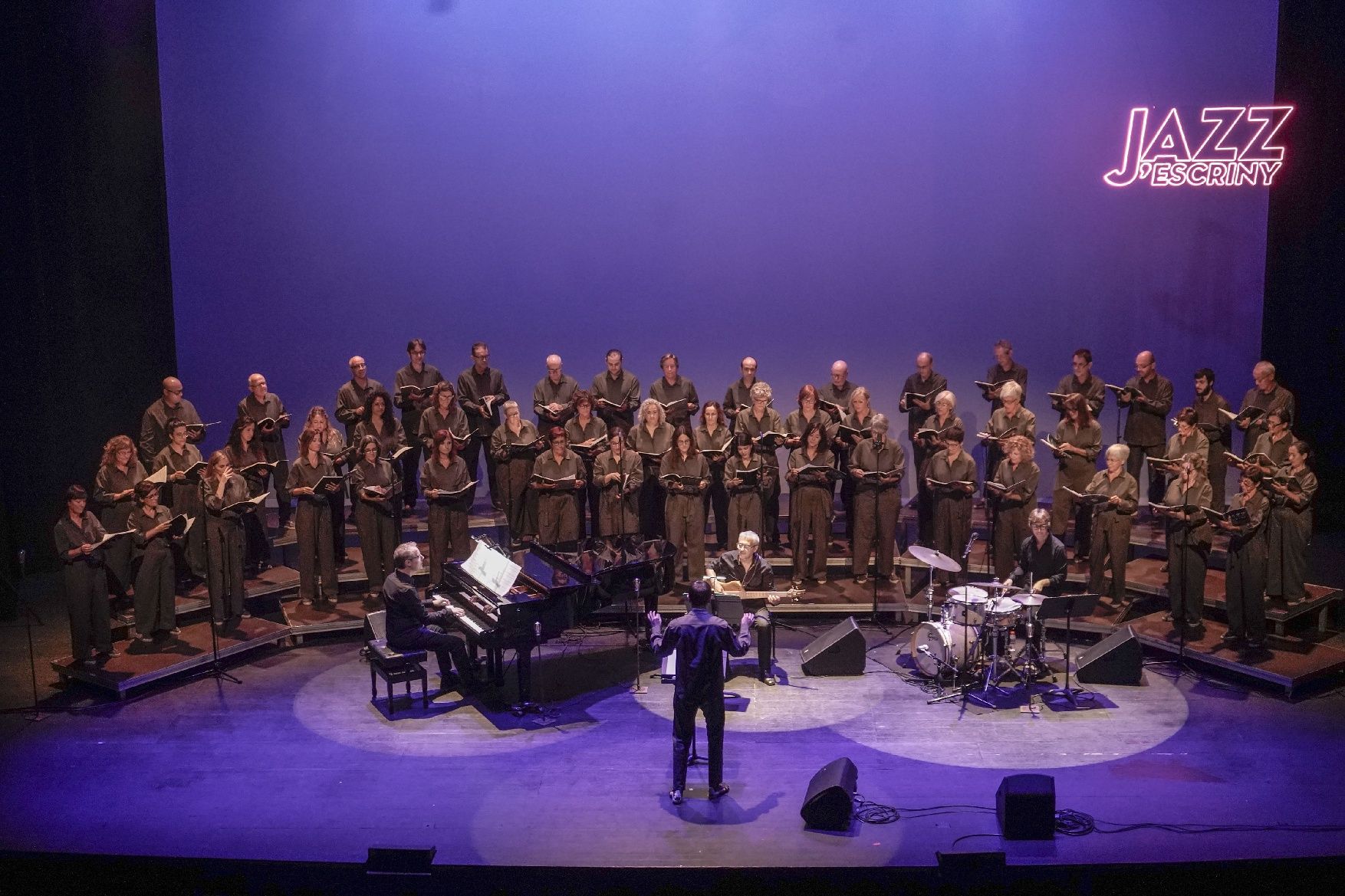 La coral Escriny i el grup Odd Trio sedueixen el Kursaal a ritme de jazz