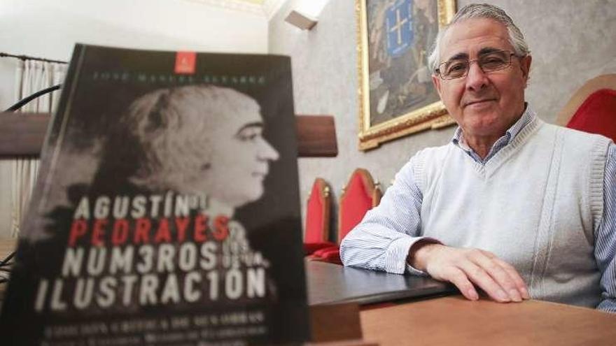 El matemático José Manuel Álvarez, con su libro, en el RIDEA.