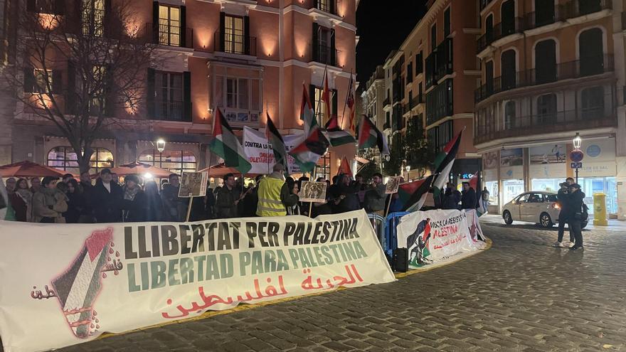 VIDEO | Concentración frente al ayuntamiento de Palma en contra de la charla proisraelí de Francisco Gil-White