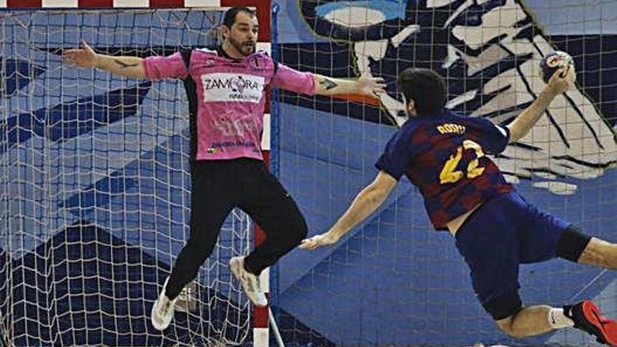 Felipe Barrientos realiza una gran parada en el duelo jugado ante el FC Barcelona B en el Ángel Nieto.