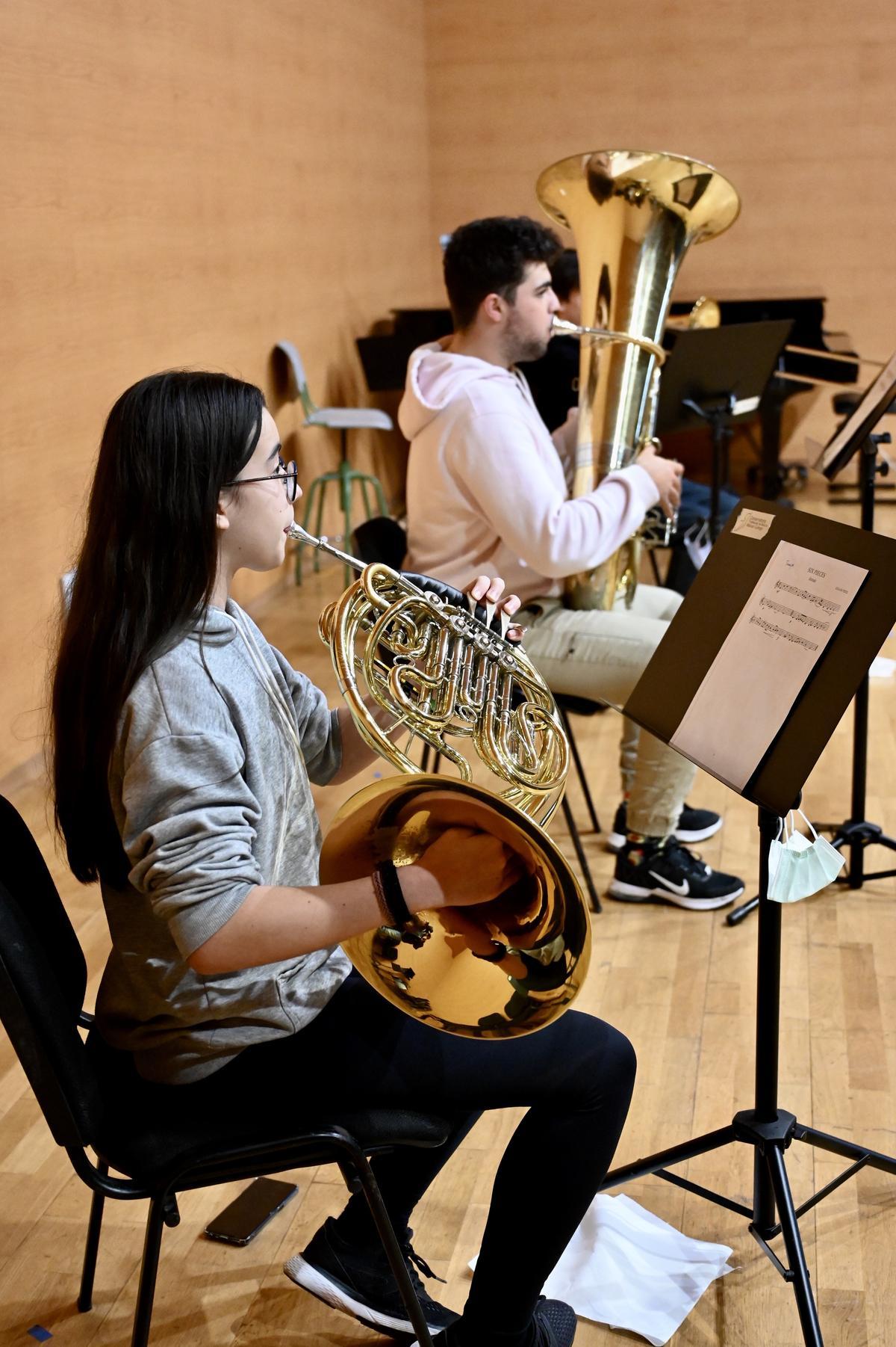 Estudiantes ensayan con instrumentos de viento/ Rafa Vázquez