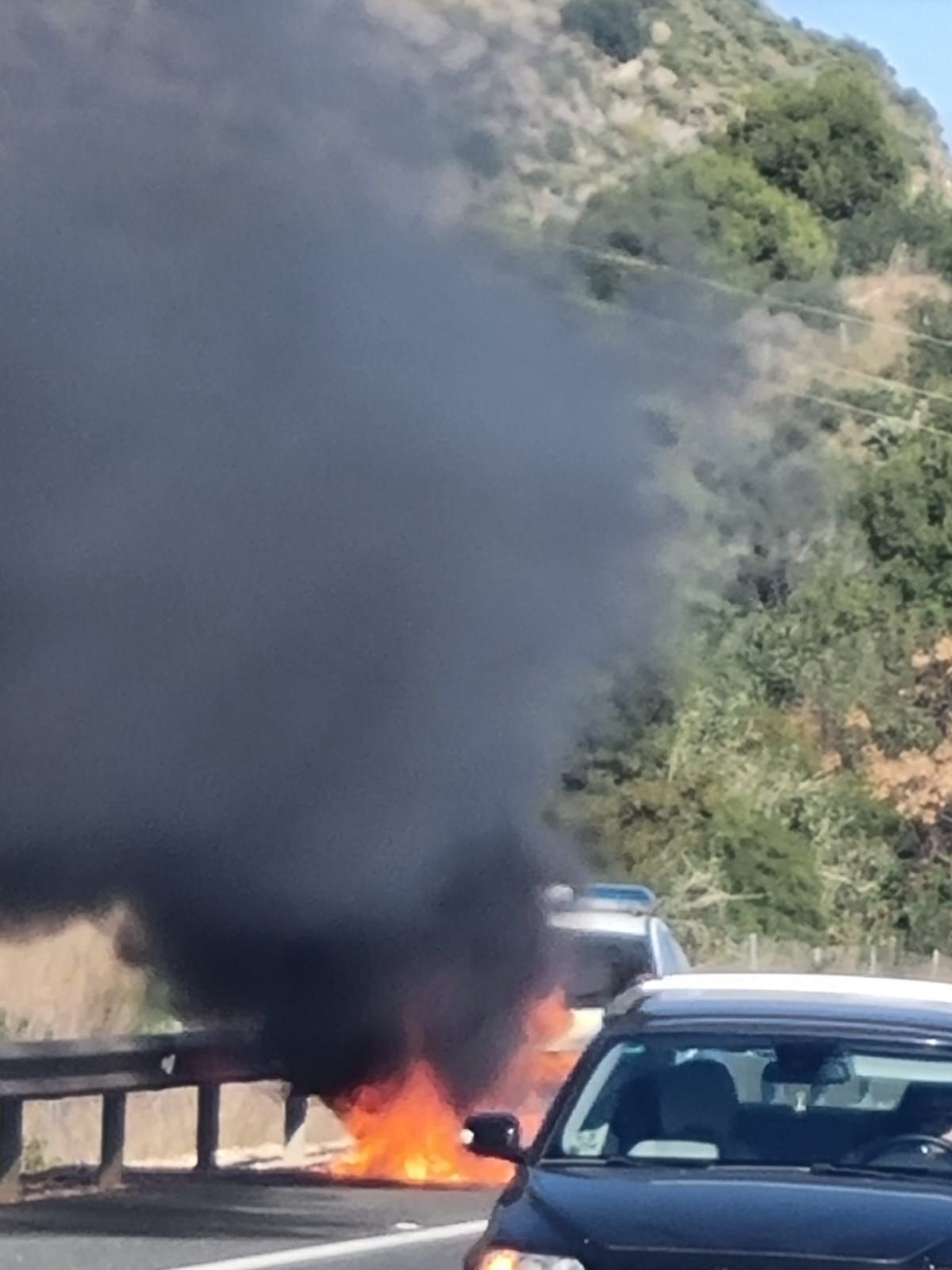 Ilesos dos guardias civiles al arder un coche patrulla entre Ondara y El Verger