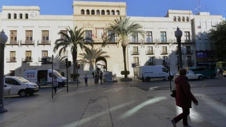 El Ayuntamiento, en la parte que da a la Plaça de Baix.