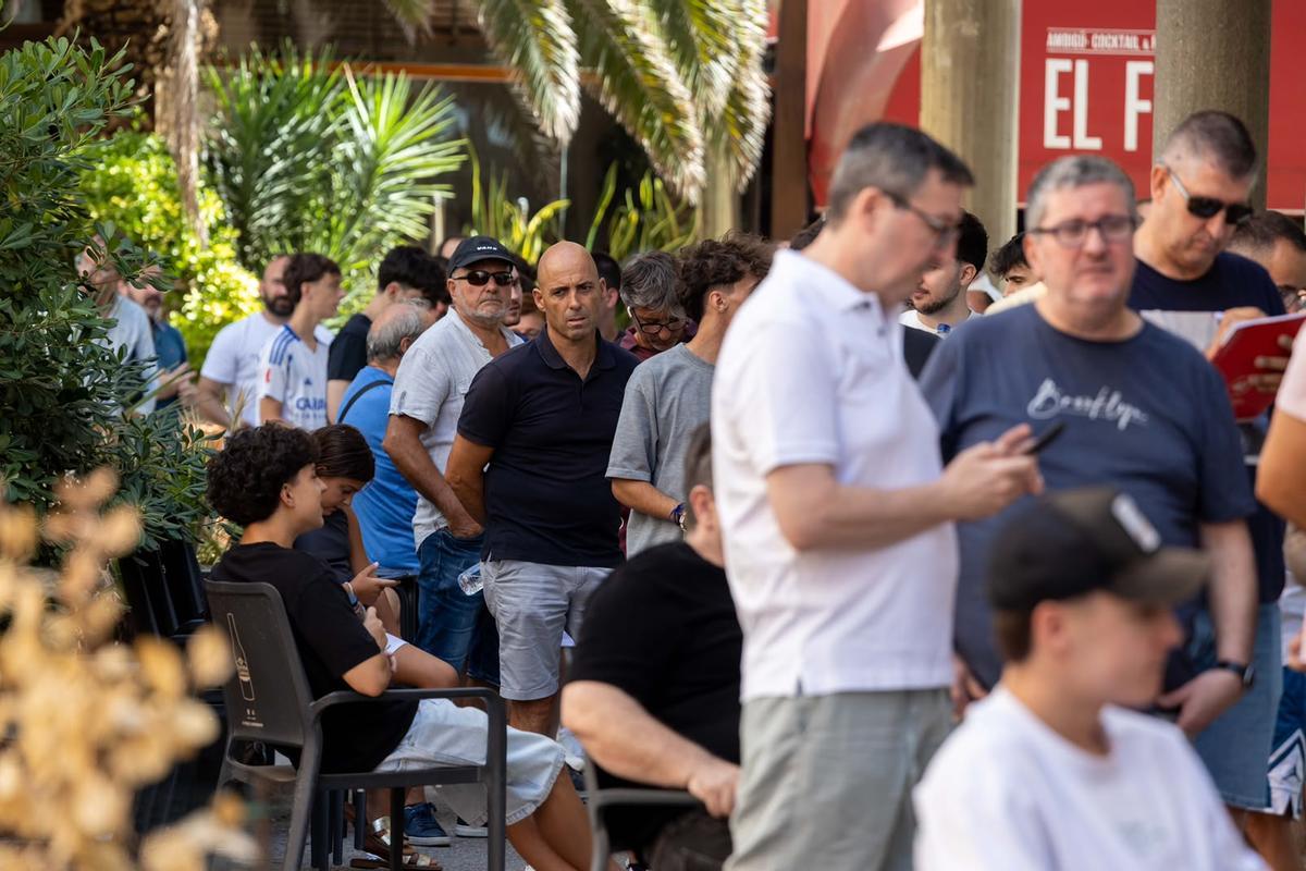 En imágenes | Largas filas en las oficinas del Real Zaragoza en el primer día de alta de nuevos abonados