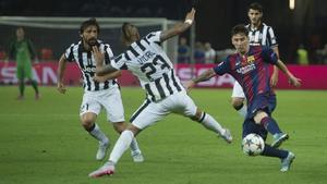 Messi intenta avanzar ante Vidal en la final de la Champions de Berlín en el 2015. Junto a ellos, Pirlo, y detrás, Morata. Ninguno de los tres sigue en la Juve.