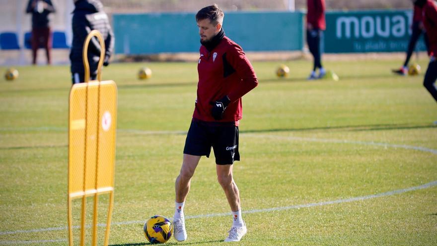 Genaro Rodríguez conduce el esférico durante una sesión del Córdoba CF.