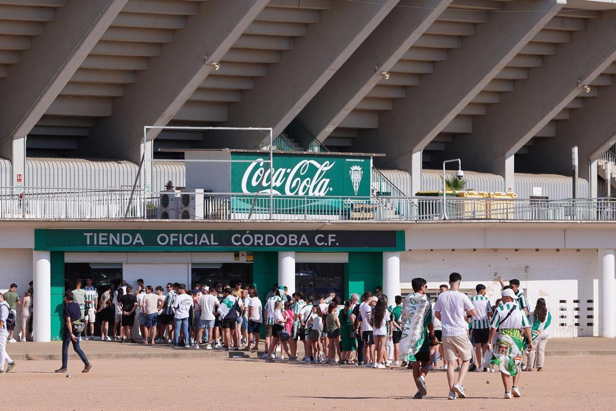 Aficionados guardan cola en la tienda oficial del Córdoba CF, en el exterior del estadio El Arcángel.