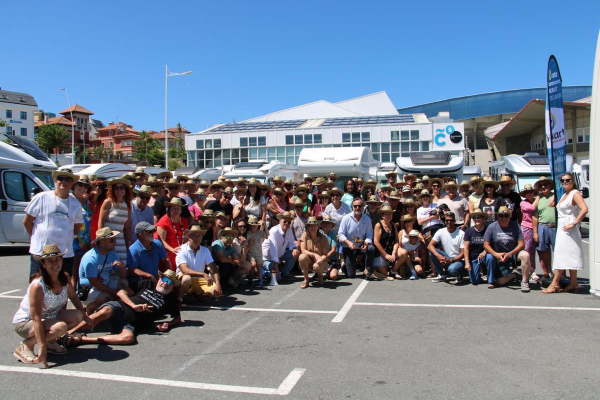 Los viajeros, delante de las autocaravanas