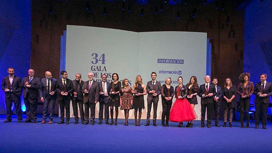 De izq. a dcha., el director de Calidad de El Monaguillo, Mariano Verdugo; el gerente de Anís Tenis, Antonino Botella; el presidente de Riegos de Levante, Javier Berenguer; el alcalde de Alcoy, Antonio Francés; el director del IVAM, José Miguel Cortés; el presidente de la Fundación CAM, Luis Boyer; el presidente de Carmencita, Jesús Navarro; la jefa del servicio de Neonatología del Hospital General de Alicante, Caridad Tapia, la supervisora de Enfermería, Belén Espinosa; Natalia Sánchez-Moraleda (por Jorge Torregrossa); el patrón del Nuestra Madre Loreto, Pascual Durá; la investigadora Ángela Nieto; la modelo Marián Ávila; la emprendedora Gala Gil; el oftalmólogo Jorge Alió; el presidente del Club Voleibol Elche, David Agulló, las capitanas Lara Sánchez y Adria Smit; y César Sánchez, presidente de la Diputación, organismo del que depende Suma Innova.