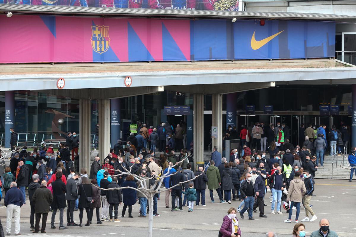 Una cola para votar en las elecciones de 2021 a la presidencia del FC Barcelona
