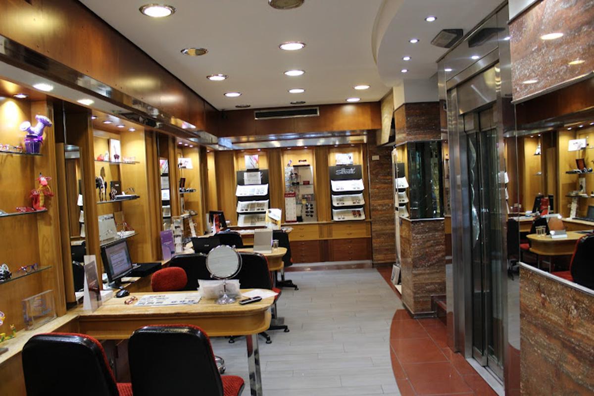 Interior del establecimiento de Ópticas Karma, situado en la calle San Pedro de Alcántara.