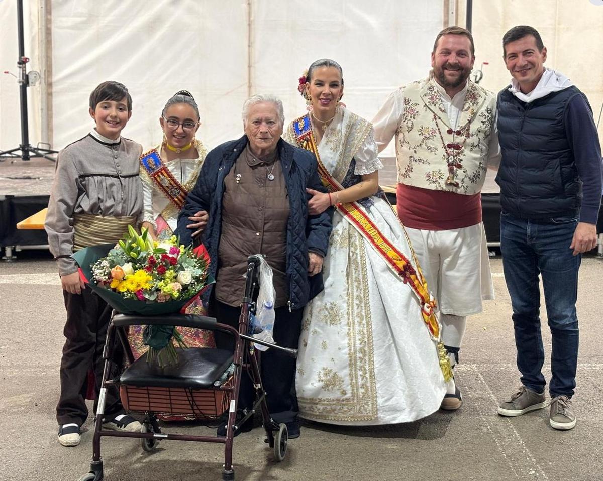 Una de la personas homenajeadas con los representantes de la falla y el alcalde.