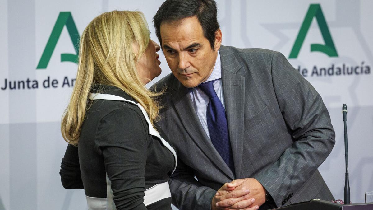 El consejero José Antonio Nieto con Carolina España tras el consejo de gobierno