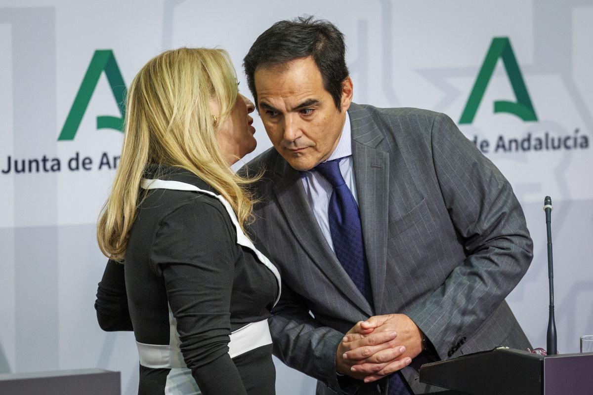 SEVILLA, 26/11/2025.- La consejera de Economía y portavoz del Ejecutivo, Carolina España, conversa con el consejero de Justicia, José Antonio Nieto, en la rueda de prensa tras la reunión que el consejo de Gobierno de la Junta de Andalucía ha mantenido este miércoles en el Palacio de San Telmo en Sevilla. EFE/ Julio Muñoz
