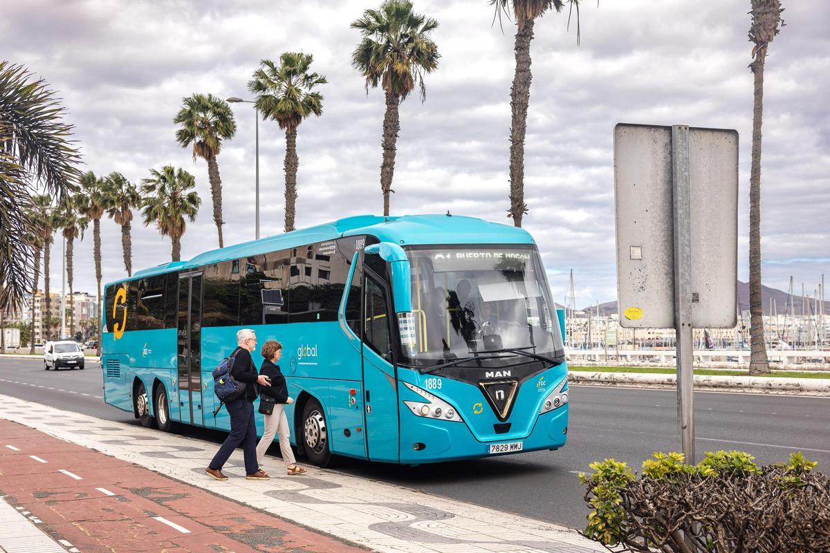 La línea 91 de Global hacia el Puerto de Mogán, a su paso por Las Palmas de Gran Canaria.