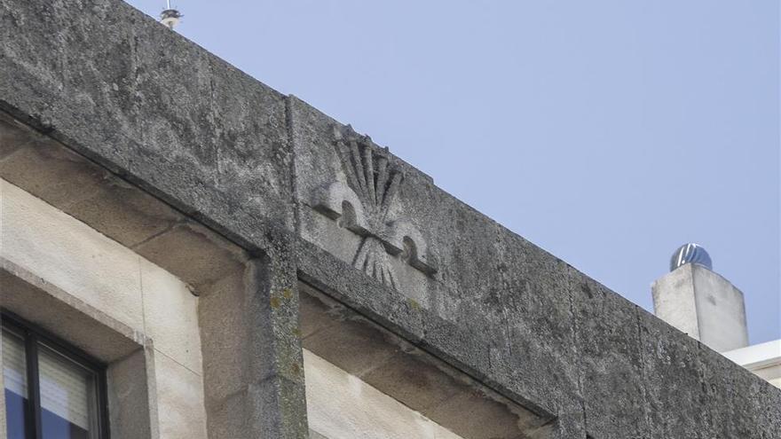 Cáceres otorgará &quot;en breve&quot; la licencia para retirar el escudo franquista del edificio sindical