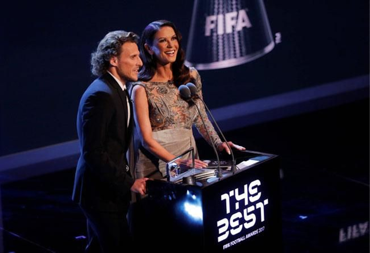 Catherine Zeta-Jones y Diego Forlán en la fala The Best Fifa 2017