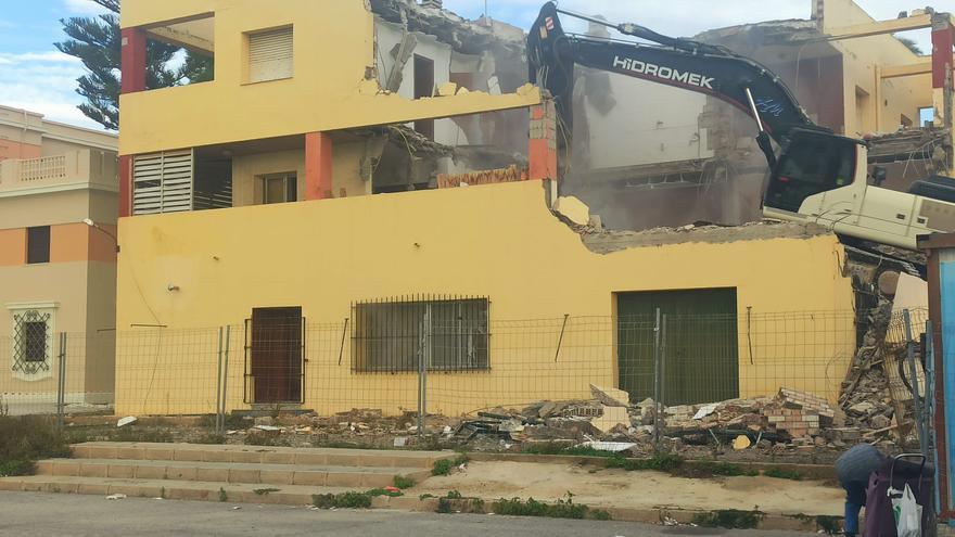 Derriban el edificio de la Capitanía para acoger parte de la nueva zona de ocio del Puerto de Torrevieja