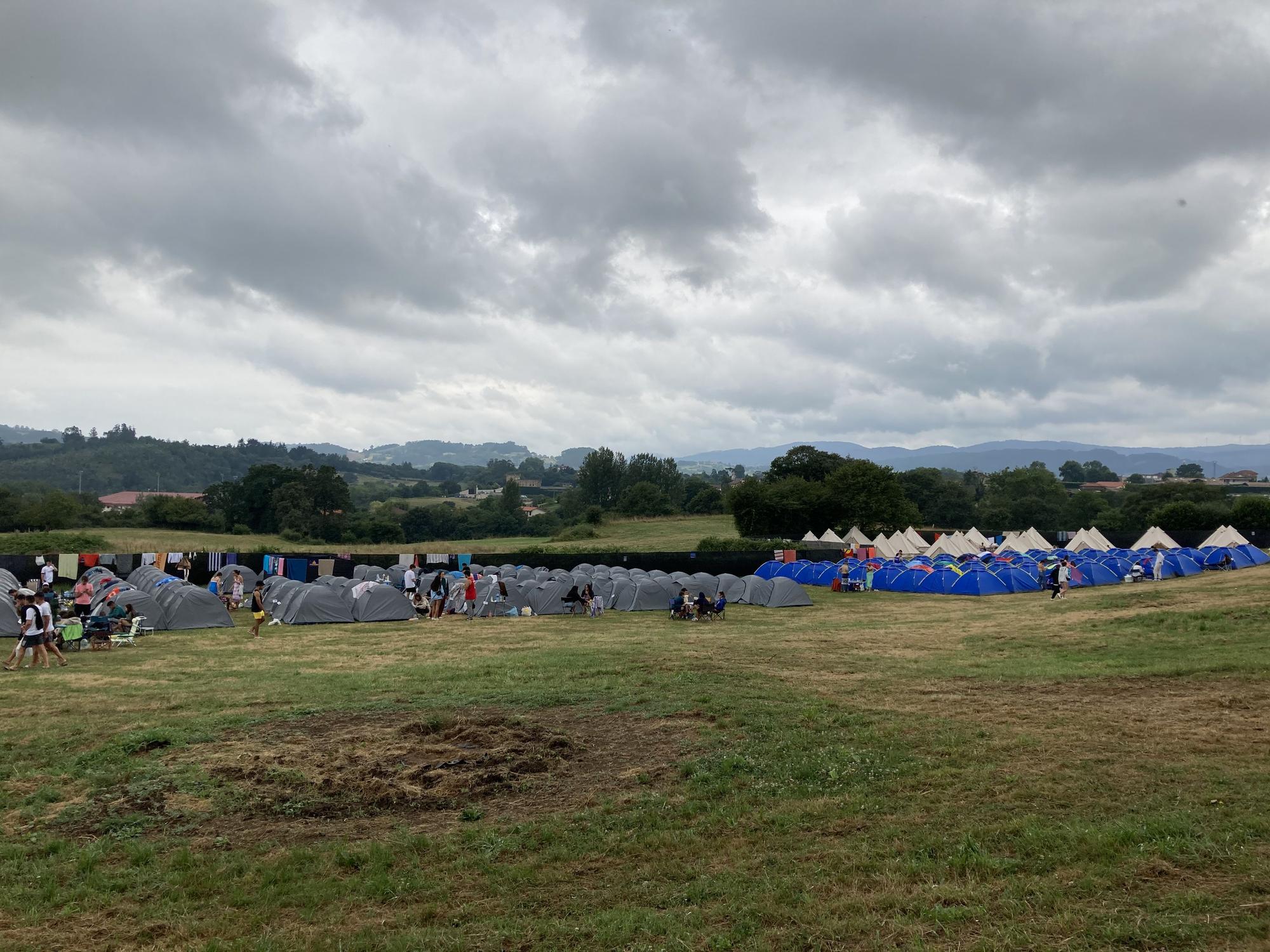 Vista general de la zona de descanso del Boombastic, con varios tipos de tiendas ya montadas