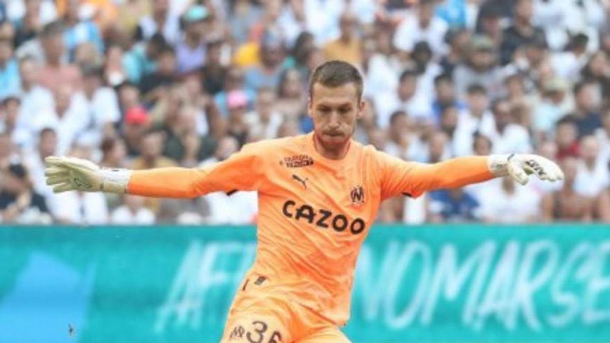 Rubén Blanco despeja durante un partido con el Olympique. // FDV