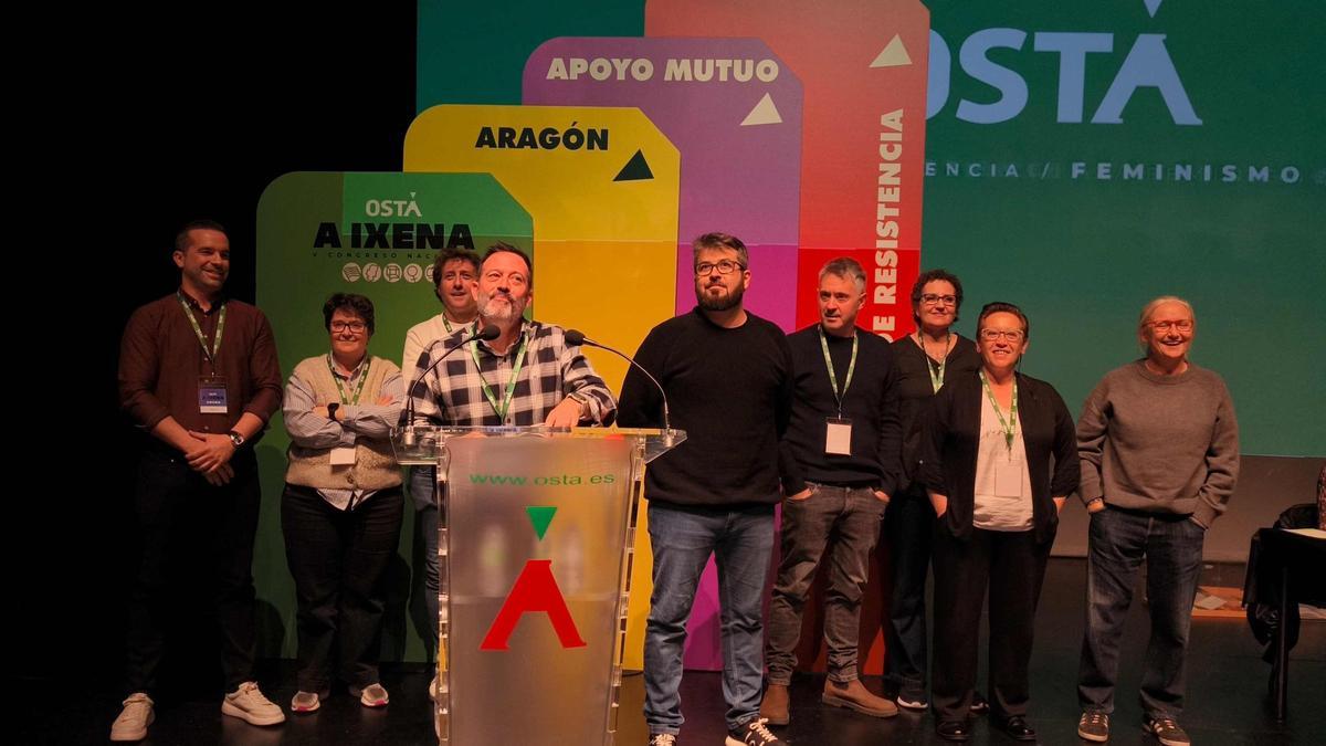 El secretario general de OSTA, David Lázaro, acompañado de su ejecutiva, en el cierre del congreso del sindicato aragonesista.