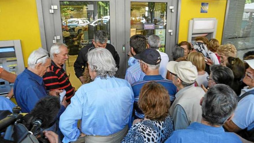 Un grup de pensionistes fa cua per retirar diners davant d&#039;una sucursal bancària de Salònica